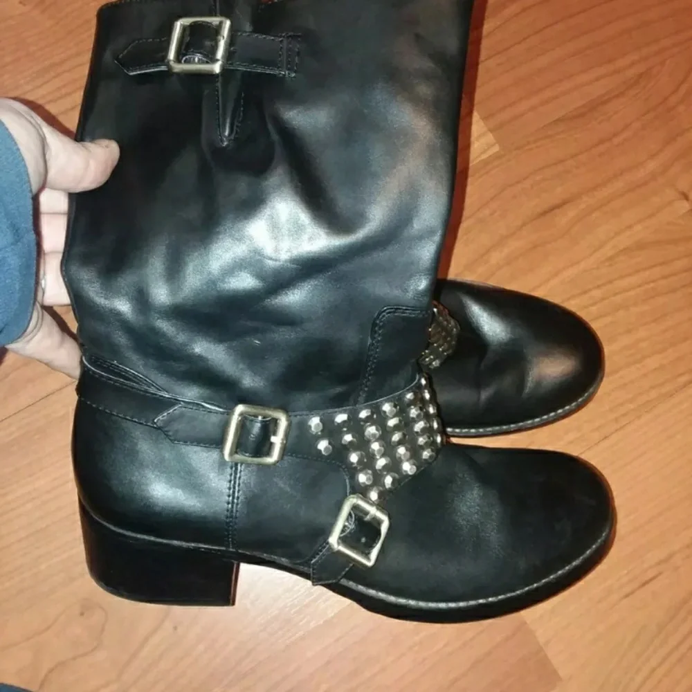 Stylish Black Leather Boots - Picture 2 of 4